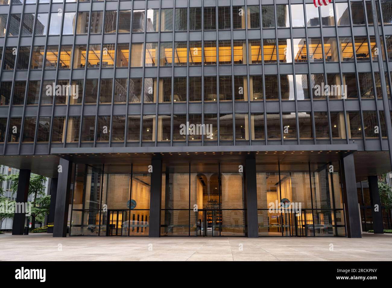 New York, New York, USA. 14. Juli 2023. Das Seagram Building. Das Seagram Building ist ein berühmter Wolkenkratzer in New York City. Entworfen von Ludwig Mies van der Rohe, ist es ein berühmtes Beispiel modernistischer Architektur und architektonisch bedeutsam, da es in moderner Architektur ohne traditionelle Verzierungen herausgegeben wurde. (Kreditbild: © Taidgh Barron/ZUMA Press Wire) NUR REDAKTIONELLE VERWENDUNG! Nicht für den kommerziellen GEBRAUCH! Stockfoto