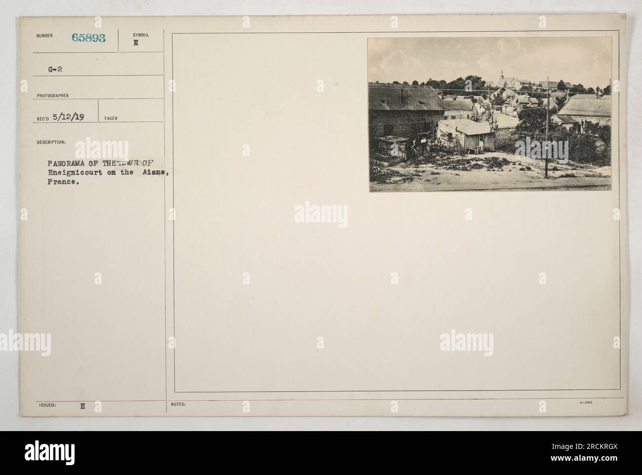 Panoramafoto der Stadt Eneignicourt an der Aisne, Frankreich. Aufgenommen vom SUMATE G-2-Fotografen am 5/12/19. Das Bild hat die Beschreibungsnummer 65893 und besteht aus 188 LED-Panels. Die Stadt ist deutlich sichtbar und zeigt Gebäude und die umliegende Landschaft. Hinweis: Symbol E H mit zusätzlichen Anmerkungen, die mit 1-1000 nummeriert sind. Stockfoto