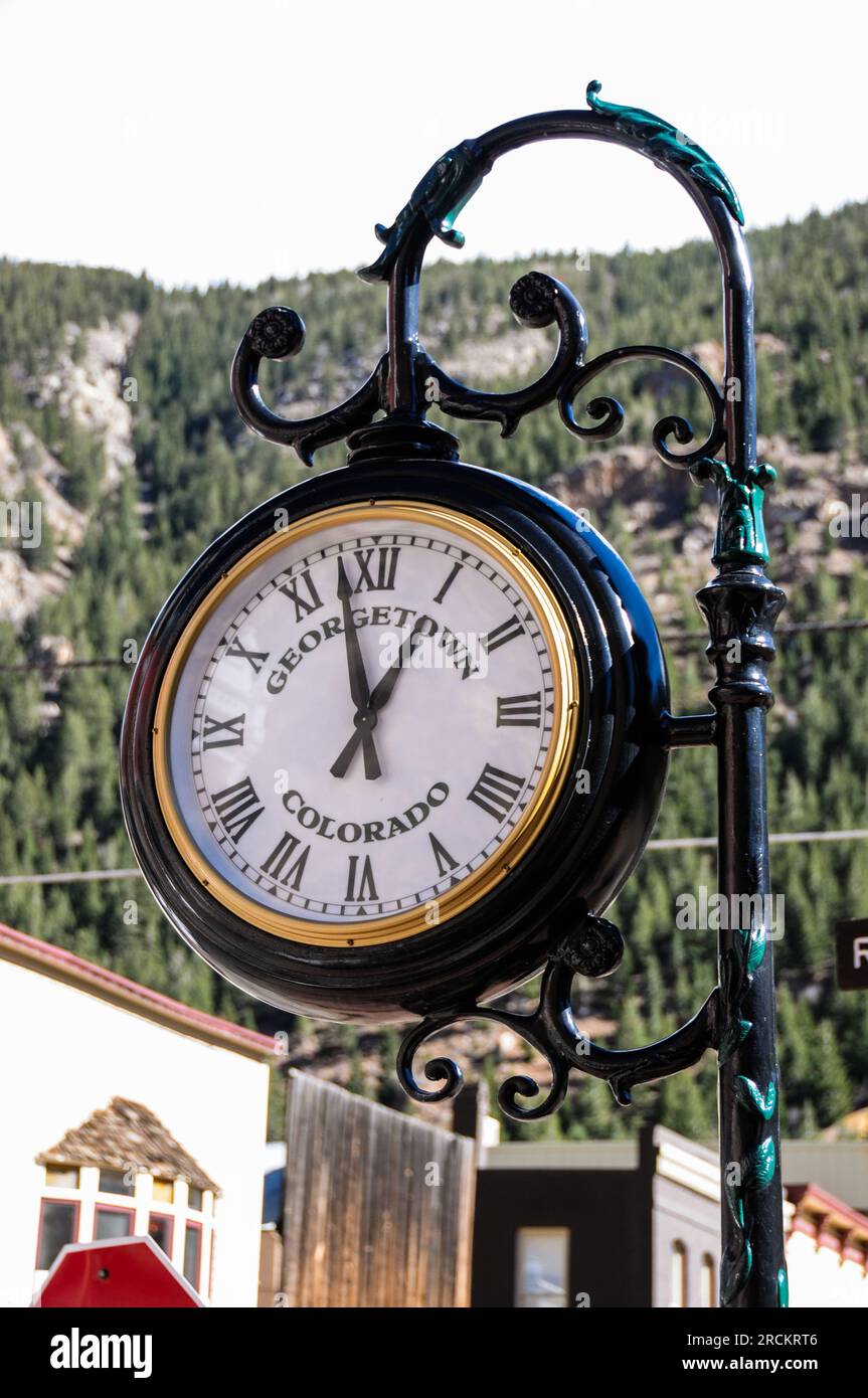 Antike Plattformuhr im Zentrum von Georgetown Colorado, USA mit Bergen im Hintergrund Stockfoto
