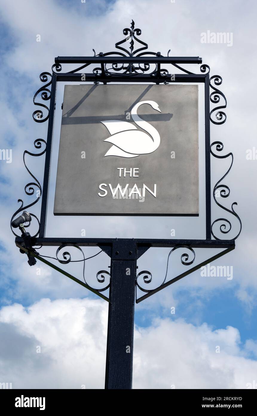 Traditionelles hängendes Pub-Schild im Swan Country Pub und Restaurant, The Green, Broadway, Worcestershire, England, UK Stockfoto