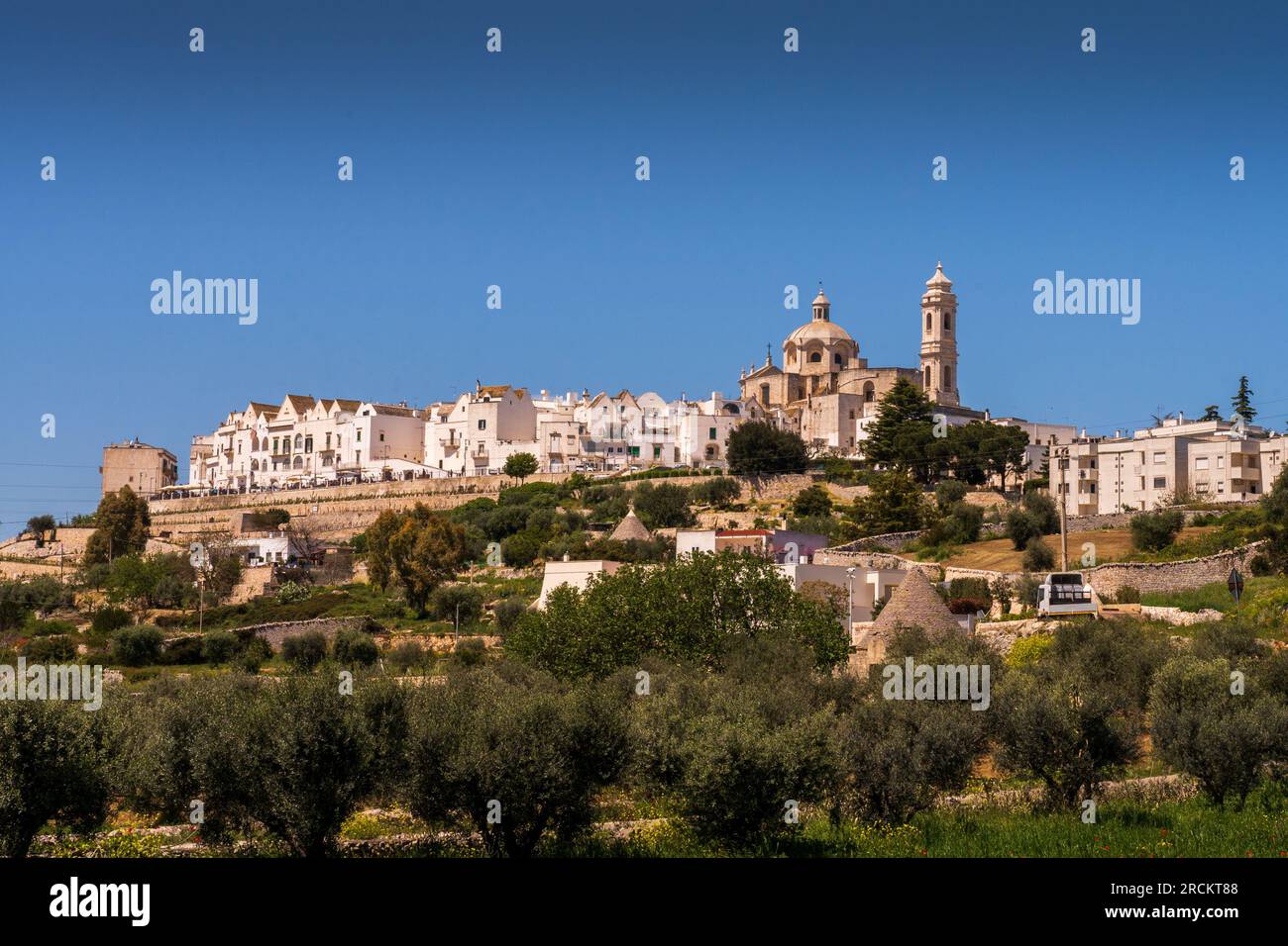 Locorotondo, eine kleine Stadt in der Provinz Bari, Italien. Es liegt auf einem Hügel in Form einer runden piazza. Stockfoto
