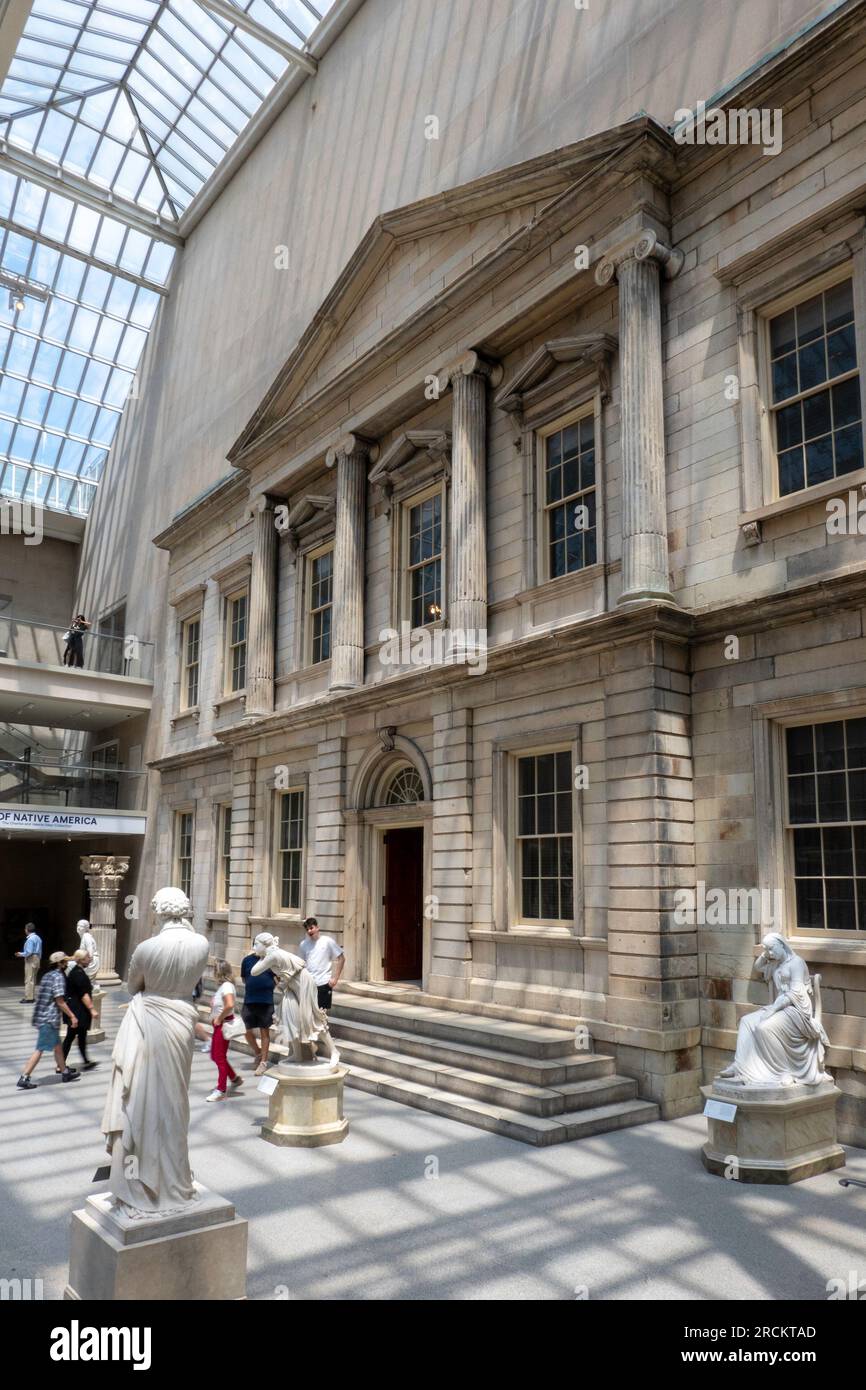 Das Metropolitan Museum of Art ist eine beliebte Touristenattraktion auf der Museum Mile, New York City, USA 2023 Stockfoto