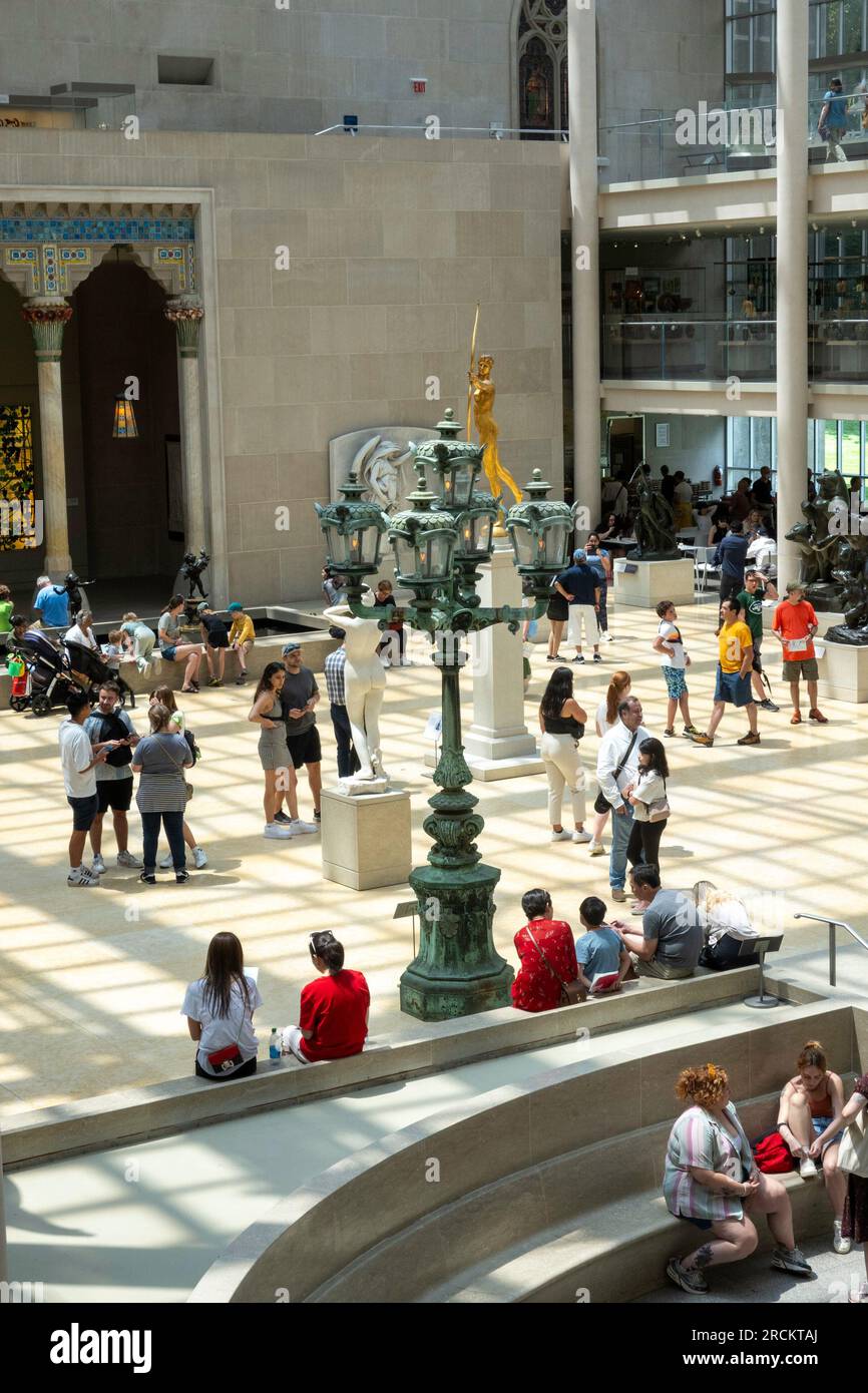 Das Metropolitan Museum of Art ist eine beliebte Touristenattraktion auf der Museum Mile, New York City, USA 2023 Stockfoto