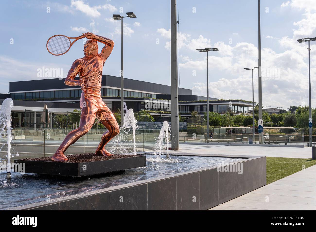 Manacor, Spanien; juli 01 2023: Metallskulptur des spanischen Tennisspielers Rafael Nadal im internationalen Sportzentrum Rafa Nadal. Manacor, Insel Stockfoto