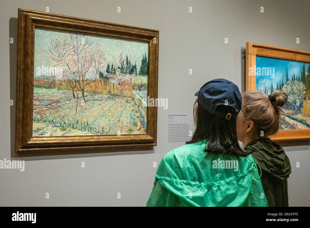 Das Metropolitan Museum of Art ist eine beliebte Touristenattraktion auf der Museum Mile, New York City, USA 2023 Stockfoto