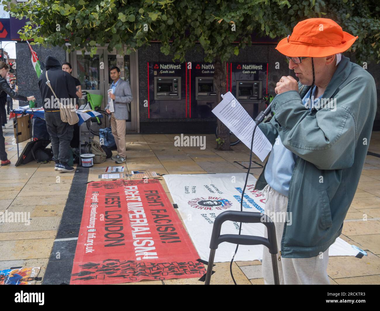 London, Großbritannien. 15. Juli 2023 Die Demonstranten in Hammersmith gegen das Gesetz über illegale Migration verteilen Flugblätter und sammeln Unterschriften, die besagen, dass es rassistisch ist, Sündenbock ist und Migranten und Asylbewerber kriminalisiert und ihnen ihre grundlegenden Menschenrechte vorenthalten. Die Regierung behauptet, sie sei mitfühlend, zeigt aber kein Mitgefühl und beabsichtigt, Migranten ungeachtet dessen einzusperren und nach Ruanda abzuschieben, ohne die Ursachen der Migration anzugehen. Peter Marshall/Alamy Live News Stockfoto