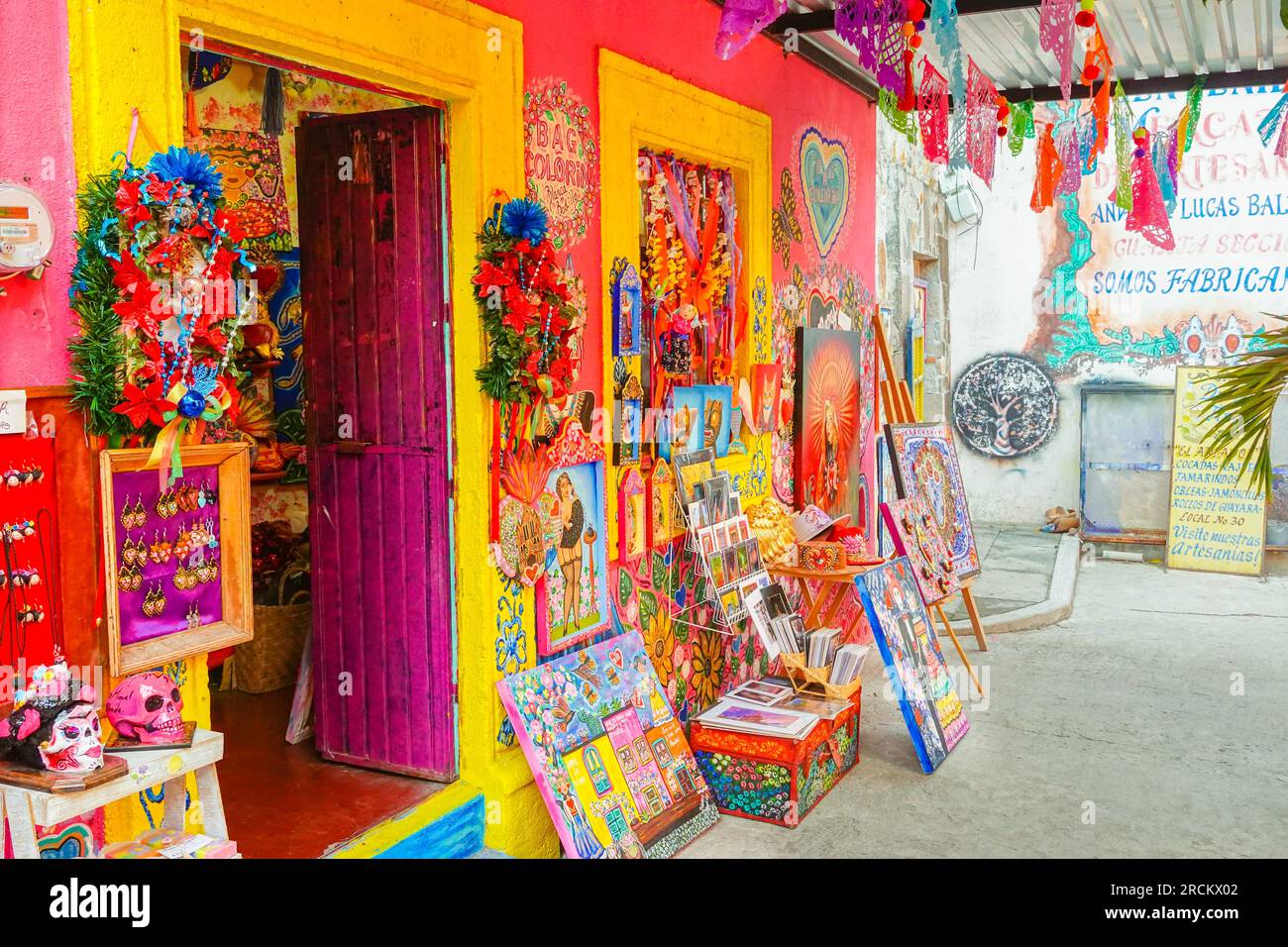 Farbenfrohe Ausstellung lokaler Kunst in einer Galerie auf dem Kunsthandwerksmarkt Mercado de Artesanías im historischen Viertel San Miguel de Allende, GTO, Mexiko. Stockfoto