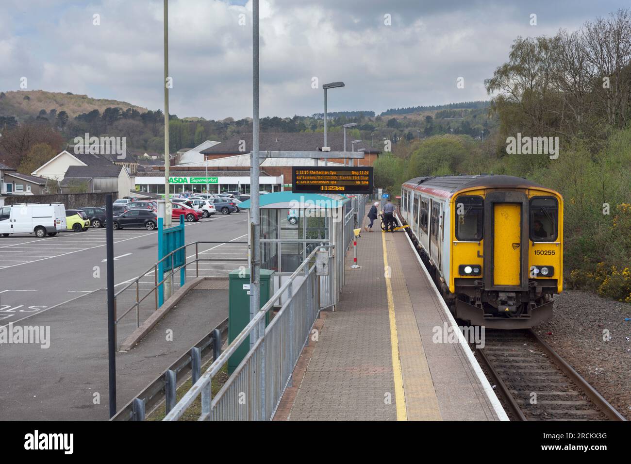 Transport für Wales Klasse 150 Diesel-Mehrzweckzug 150255 am Maesteg Bahnhof South Wales, Großbritannien, mit Rollstuhl-Boarding über eine Rampe Stockfoto