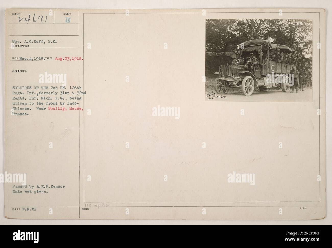 Soldaten des 2. Bataillons des 126. Regiments der Michigan National Guard, früher bekannt als die 31. Und 2. Regimente der Michigan National Guard Infanterie, werden von indochinesischen Individuen an die Front transportiert. Dieses Foto wurde am 23. August 1918 in der Nähe von Souilly, Mause, Frankreich aufgenommen. Es wurde von den American Expeditionary Forces (A.E.F.) veröffentlicht. Zensor und herausgegeben von W.F.C. MO., MI., MA. Stockfoto