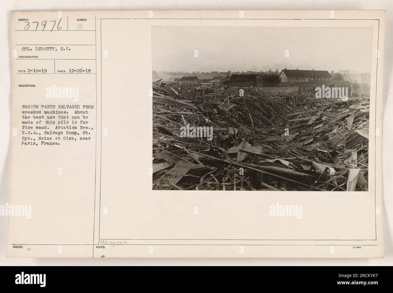 Ein Stapel von Holzteilen, die aus zerstörten Maschinen geborgen wurden und als Brennholz in der Aviation sec., USA, Bergungskippe, St. Cyr., seine et Oise, bei Paris, Frankreich. Das Foto wurde von CPL aufgenommen. Lubatty, S.C., am 26. Dezember 1918. (111-SC-37976) Stockfoto