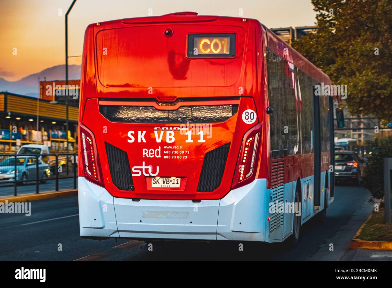 Santiago, Chile - April 24 2023: Öffentlicher Nahverkehr Transantiago oder Red Metropolitana de Movilidad, Bus auf der Route C01 Stockfoto