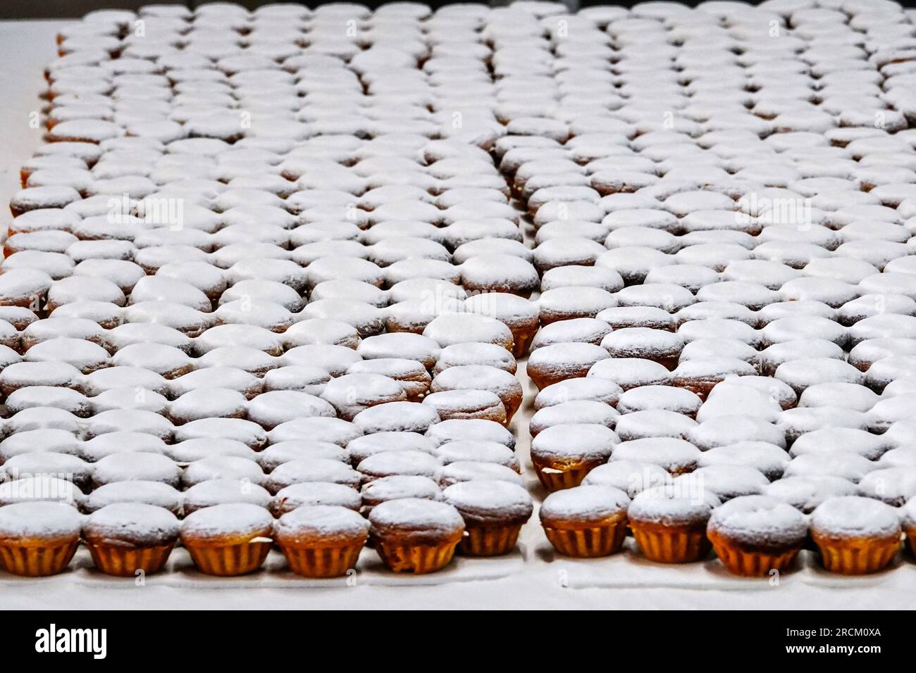 In der Bäckerei und dem Café Queijadas do Morgado in Vila Franca do Campo auf der Insel Sao Miguel auf den Azoren, Portugal, werden Stapel frisch zubereiteter Queijadas, ein traditionelles Puddinggebäck, vor dem Verpacken gekühlt. Die Kuchen wurden im 16. Jahrhundert von Nonnen kreiert und hießen Queijadas de Vila Franca. Stockfoto