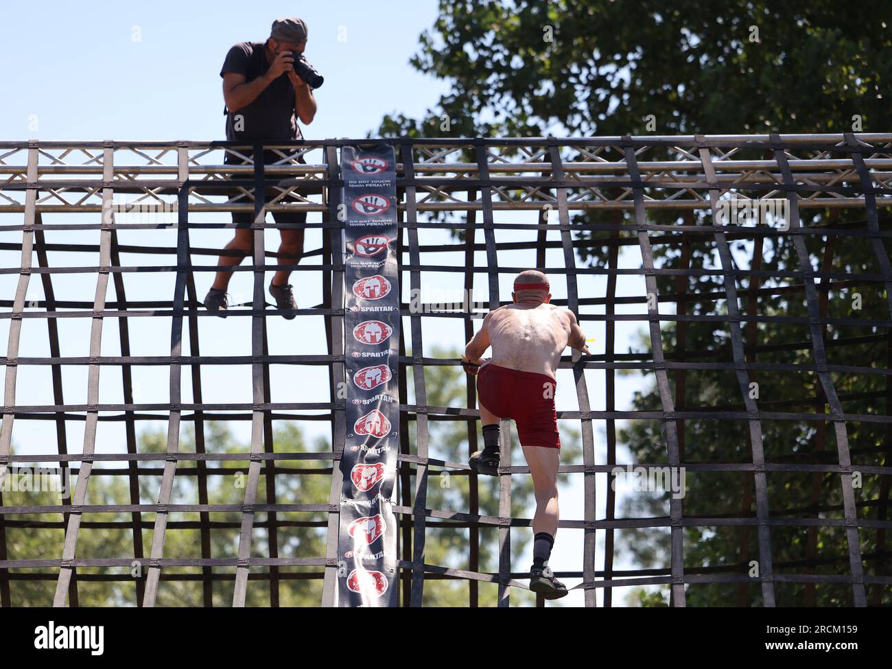 Die Teilnehmer nehmen am ersten Spartan Race in Kroatien Teil, das am 15. Juli 2023 in Sveta Nedelja, Kroatien, stattfindet. Foto: Marko Prpic/PIXSELL Credit: Pixsell/Alamy Live News Stockfoto