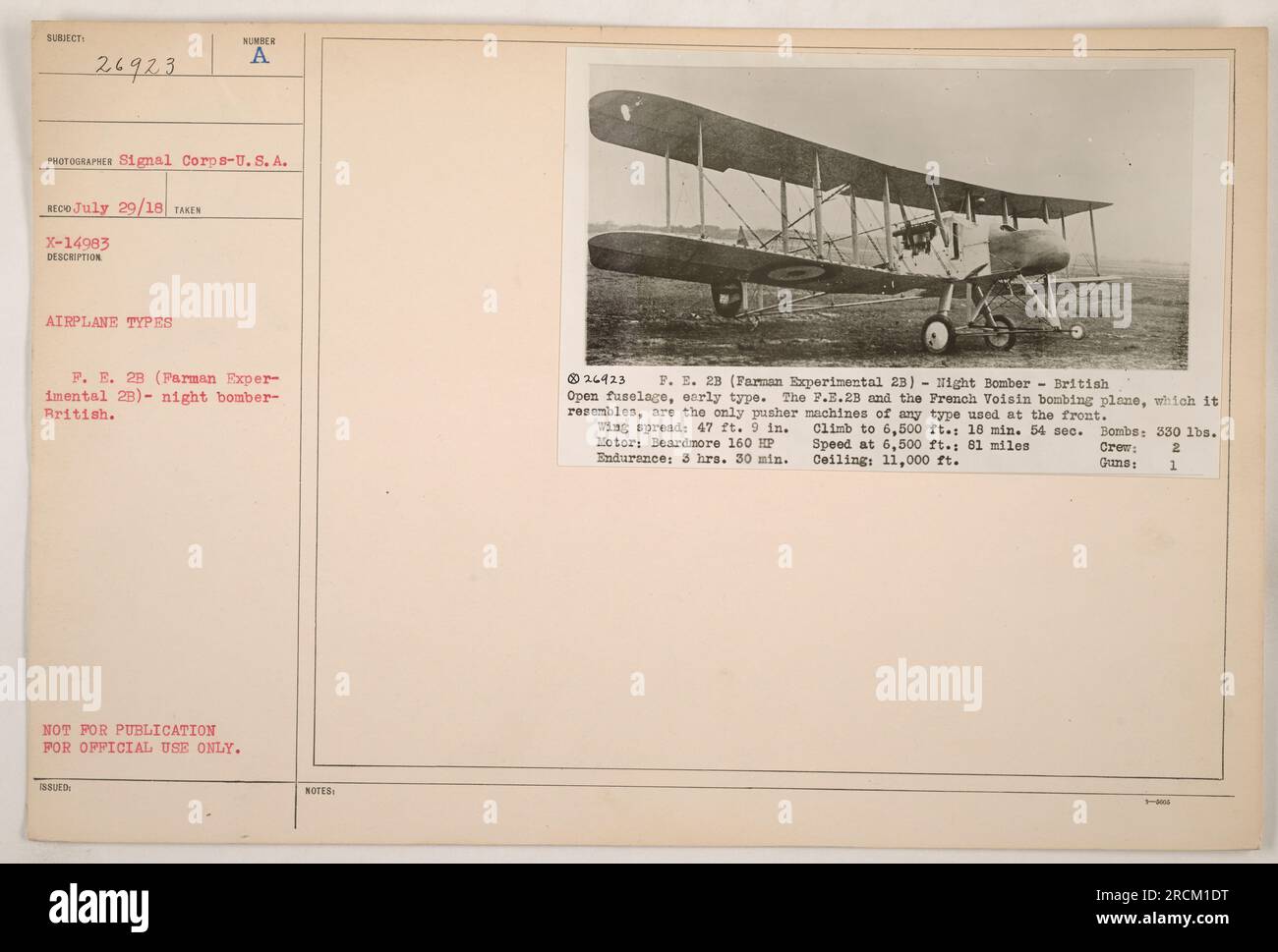 Sachliche Beschreibung: 'Dieses Foto, aufgenommen am 29. Juli 1918, zeigt einen F.E. 2B (Farman Experimental 23) Nachtbomber, ein britisches Flugzeug, das während des Ersten Weltkriegs verwendet wurde. Er verfügt über einen offenen Rumpf und einen Flügelbereich von 47 Fuß. 9 in. Der Motor ist ein Beardmore mit 160 PS und ermöglicht eine Lebensdauer von 3 Stunden. 30 Min Das Flugzeug kann bis auf 6.500 Fuß steigen. In 18 Min. 54 Sek. Und hat eine Decke von 11.000 Fuß. Er ist mit einer Waffe ausgestattet und kann bis zu 330 kg Bomben tragen." Stockfoto