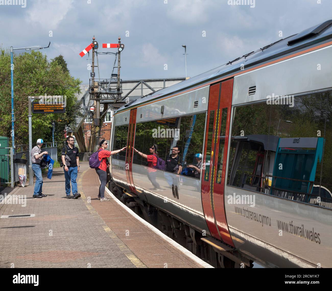 Passagiere, die am Bahnhof Tondu in einen Zug der Klasse 170 Turbostar einsteigen. Stockfoto