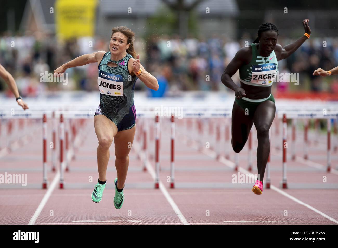 Heusden Zolder, Belgien. 15. Juli 2023. Die australische Hannah Jones und die belgische Anne Zagre wurden während des Hürdenrennen 100m in Aktion auf der 44. Ausgabe des Leichtathletiktreffens von Nacht van de Atletiek in Heusden-Zolder am Samstag, den 15. Juli 2023, gezeigt. BELGA FOTO KRISTOF VAN ACCOM Kredit: Belga News Agency/Alamy Live News Stockfoto