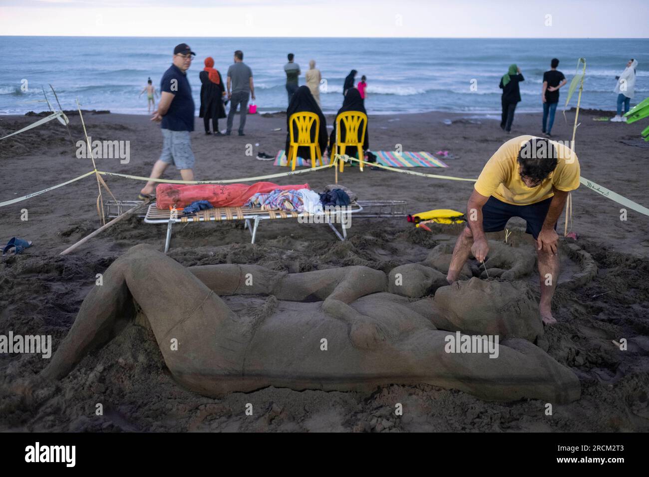 Babolsar, Iran. 13. Juli 2023. Ein iranischer Künstler arbeitet am 14. Juli 2023 beim Babolsar National Sand Sculpture Festival in Babolsar, Mazandaran, Iran, an seiner Sandskulptur. Die Stadt veranstaltet ein Sandskulpturenfestival, das die Kreativität und das Talent lokaler Künstler zeigt. Dieses einzigartige Ereignis bietet die Gelegenheit, komplexe Sandskulpturen zu sehen, die von erfahrenen Künstlern geschaffen wurden, die nur Sand und Wasser verwenden und das reiche kulturelle Erbe und die künstlerische Vielfalt des Iran feiern. (Foto: Morteza Nikoubazl/NurPhoto) Kredit: NurPhoto SRL/Alamy Live News Stockfoto