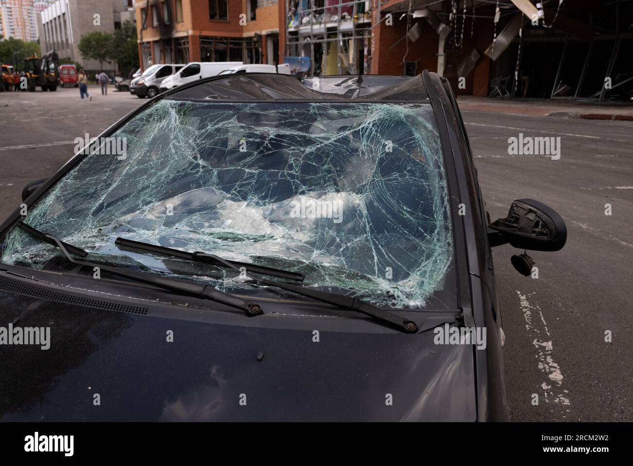 Beschädigtes Autofenster nach einem Unfall. zerbrochene