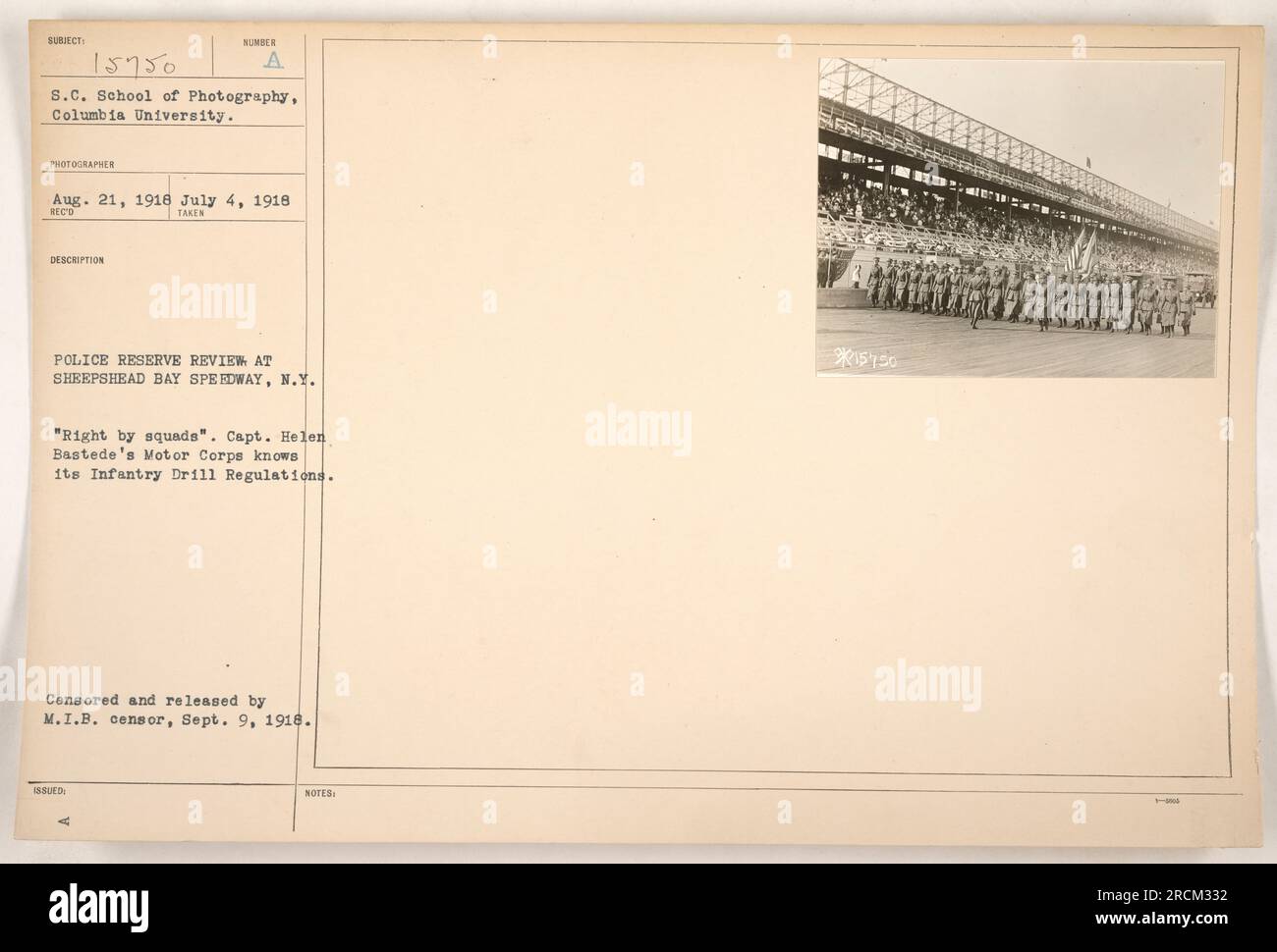 Mitglieder der S.C. School of Photography an der Columbia University Erfassen Sie am 21. August 1918 ein Bild während einer Polizeirezension auf dem Sheephead Bay Speedway in New York. Das Foto zeigt Captain Helen Bastede's Motor Corps, die ihr Wissen über Infanterie Drill Regulations demonstrieren, indem sie sich in Teams organisieren. Das Bild wurde zensiert und am 9. September 1918 vom M.I.B.-Zensor veröffentlicht. Stockfoto