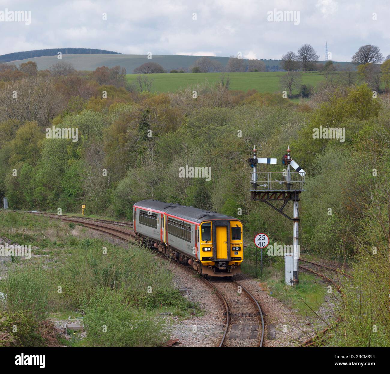 2 Transport für DMU-Züge der Klasse 153 in Wales, die das mechanische Halterungssignal in Tondu, Südwales passieren Stockfoto