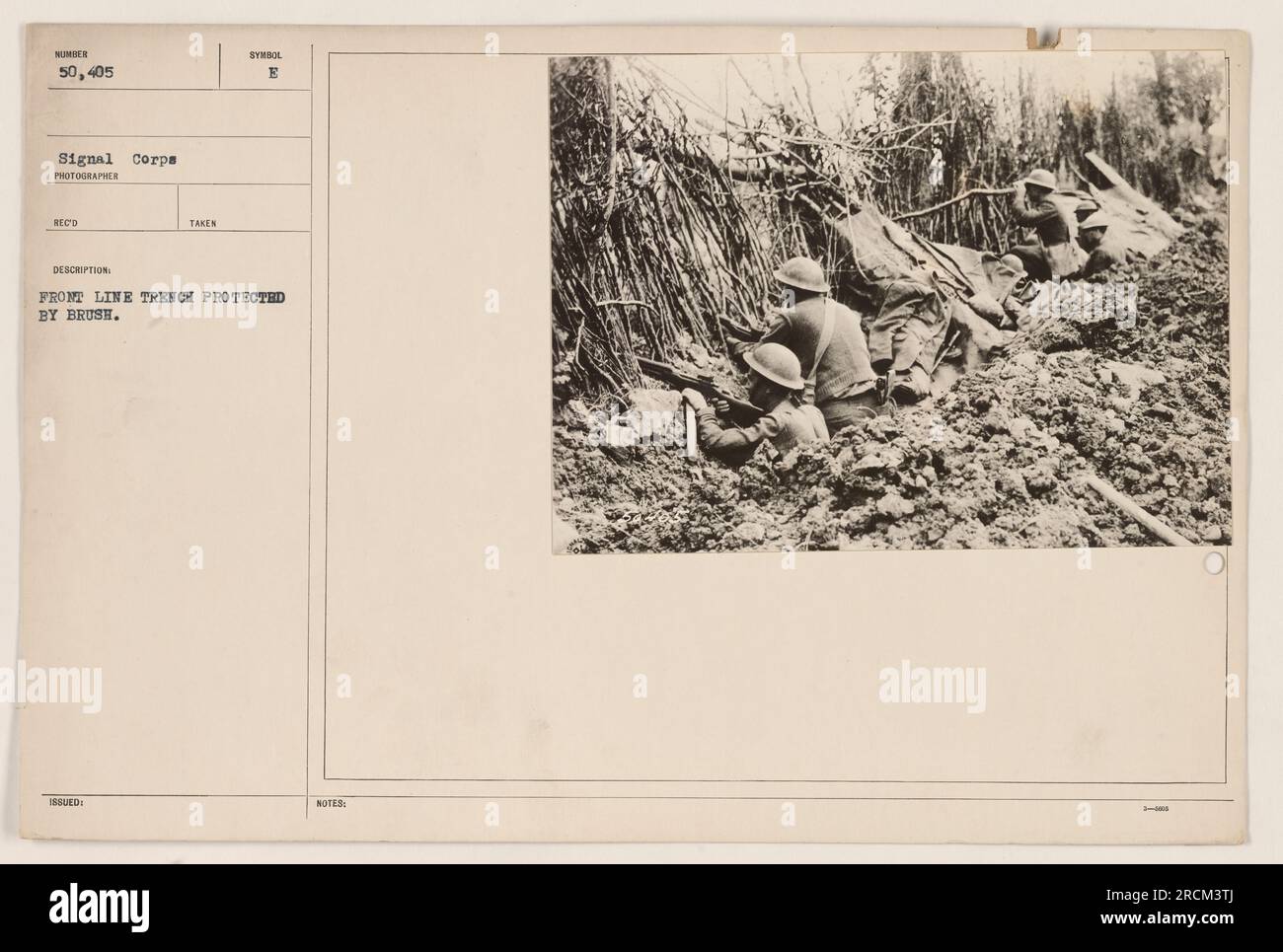 Amerikanische Soldaten bauten im Ersten Weltkrieg einen Graben an der Front, der durch Pinsel geschützt war. Die Soldaten tarnen den Graben mit dem Pinsel und sichern ihn vor feindlichen Angriffen. Dieses Foto wurde vom Fotografen des Signal Corps aufgenommen und ist Teil der Sammlung „Fotos der amerikanischen Militäraktivitäten während des Ersten Weltkriegs“. Stockfoto