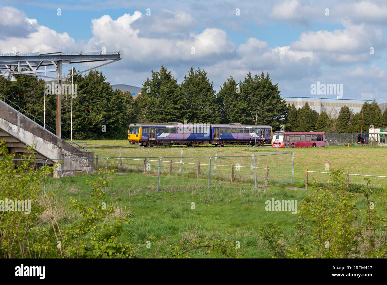 Ehemaliger Northern Rail-Schrittmacherzug 142033, der als Trainingshilfe benutzt wurde, ein Waterton Cross Bridgend Rugby-Stadion von der Polizei in Südwales Stockfoto