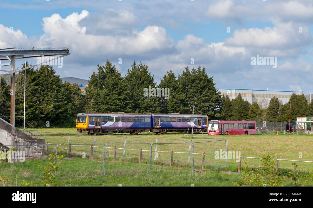 Ehemaliger Northern Rail-Schrittmacherzug 142033, der als Trainingshilfe benutzt wurde, ein Waterton Cross Bridgend Rugby-Stadion von der Polizei in Südwales Stockfoto