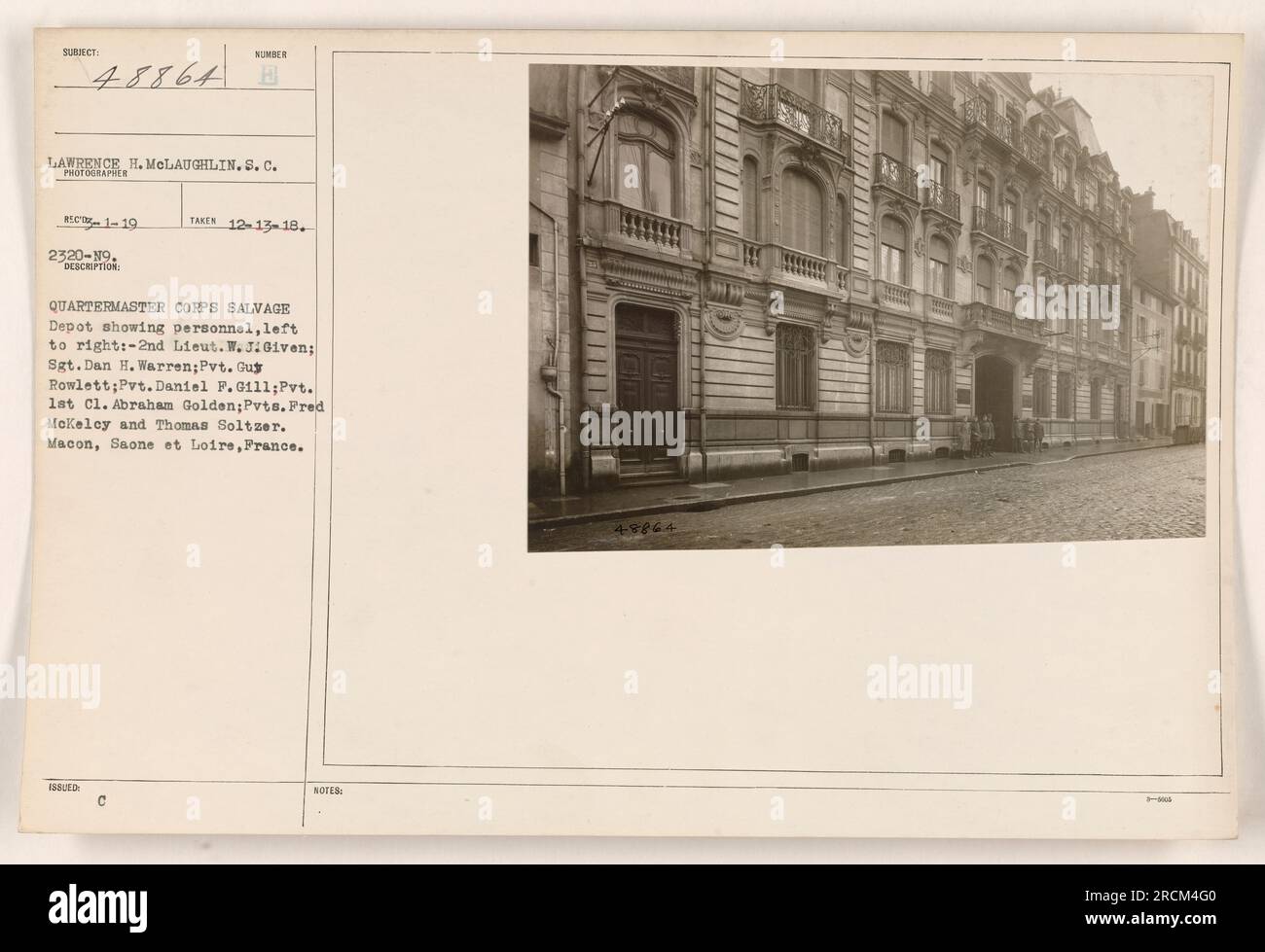 QUARTERMASTER CORPS BERGUNGSARBEITER, von links nach rechts: 2. Lieut. W. JiGiven; Sgt. Dan H. Warren; Pvt. GU Rowlett; Pvt. Daniel F. G111; Pvt. 1. Cl. Abraham Golden; Pvts. Fred McKeley und Thomas Soltzer. Macon, Saone et Loire, Frankreich. Foto aufgenommen am 13. Dezember 1918 von Lawrence H. McLaughlin. Stockfoto