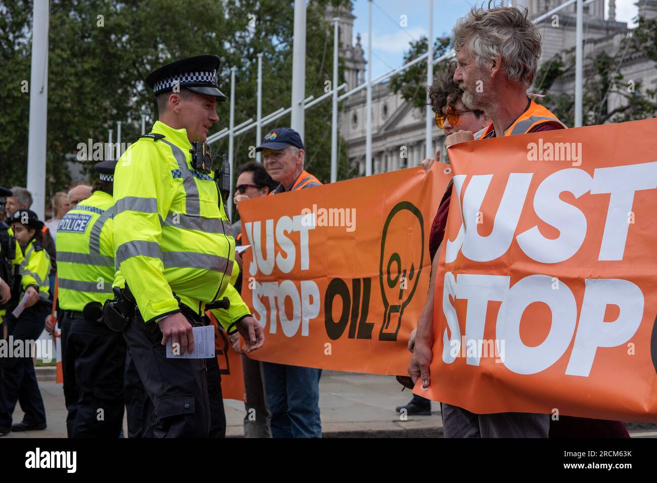 London, Großbritannien. 15. Juli 2023. Polizeibeamte werden dabei gesehen, wie sie die Aktivisten überzeugen, die Straße zu verlassen, oder sie werden verhaftet. Die 2022 gegründete Organisation Just Stop Oil. Sie beschreibt sich selbst als Koalition von Gruppen, die zusammenarbeiten, um die britische Regierung davon zu überzeugen, unverzüglich nicht mehr und mehr Geld in fossile Brennstoffe im Vereinigten Königreich zu investieren. Der langsame Marsch ist Teil ihres Wahlkampfes. Kredit: SOPA Images Limited/Alamy Live News Stockfoto
