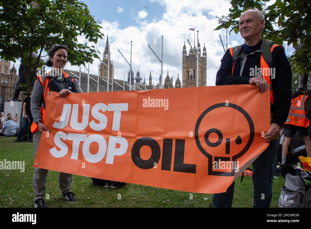 London, Großbritannien. 15. Juli 2023. Aktivisten werden während der Demonstration mit Bannern am Parlamentsplatz gesehen. Die 2022 gegründete Organisation Just Stop Oil. Sie beschreibt sich selbst als Koalition von Gruppen, die zusammenarbeiten, um die britische Regierung davon zu überzeugen, unverzüglich nicht mehr und mehr Geld in fossile Brennstoffe im Vereinigten Königreich zu investieren. Der langsame Marsch ist Teil ihres Wahlkampfes. Kredit: SOPA Images Limited/Alamy Live News Stockfoto