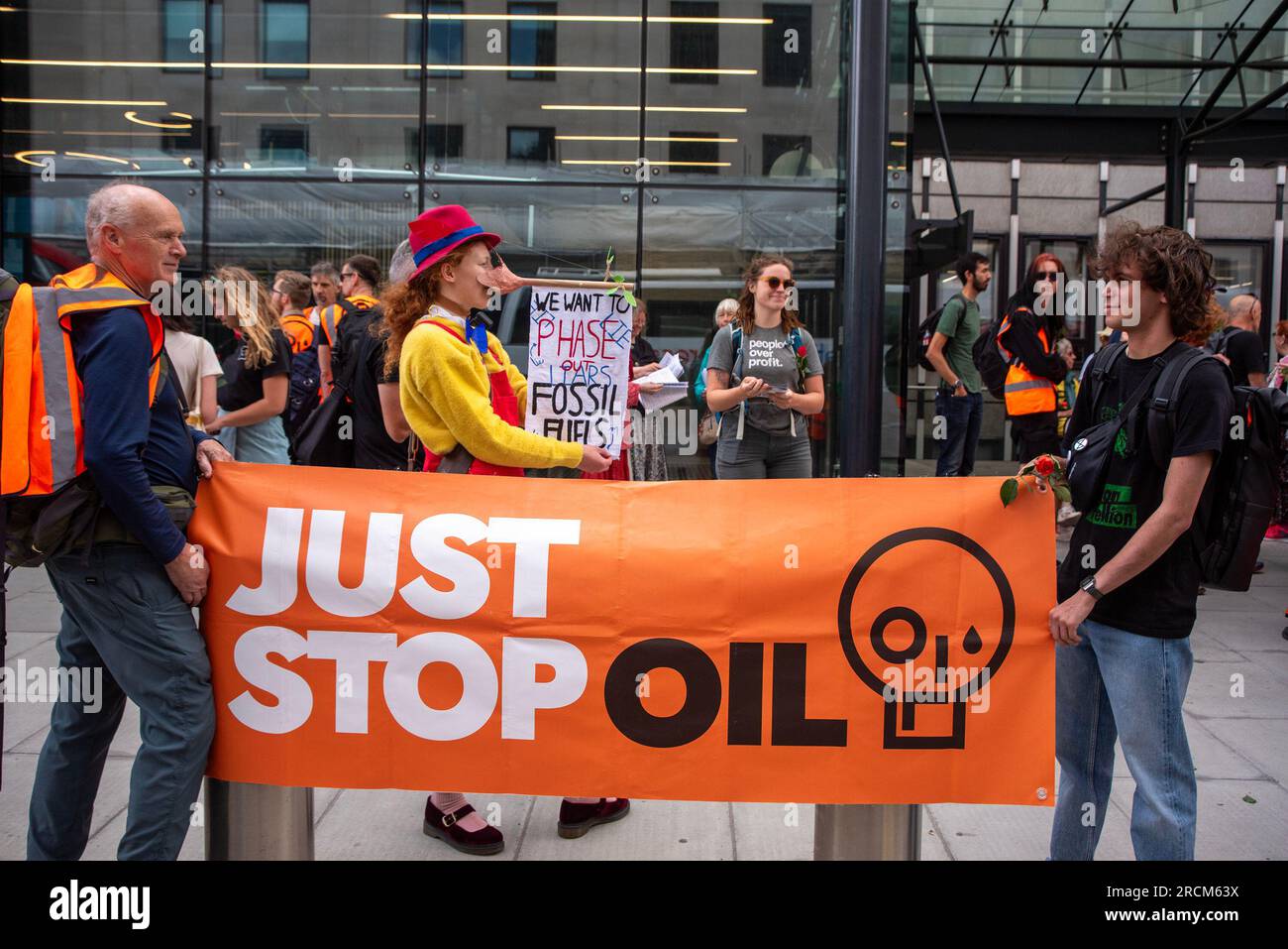 London, Großbritannien. 15. Juli 2023. Aktivisten werden während der Demonstration mit Bannern gesehen. Die 2022 gegründete Organisation Just Stop Oil. Sie beschreibt sich selbst als Koalition von Gruppen, die zusammenarbeiten, um die britische Regierung davon zu überzeugen, unverzüglich nicht mehr und mehr Geld in fossile Brennstoffe im Vereinigten Königreich zu investieren. Der langsame Marsch ist Teil ihres Wahlkampfes. Kredit: SOPA Images Limited/Alamy Live News Stockfoto