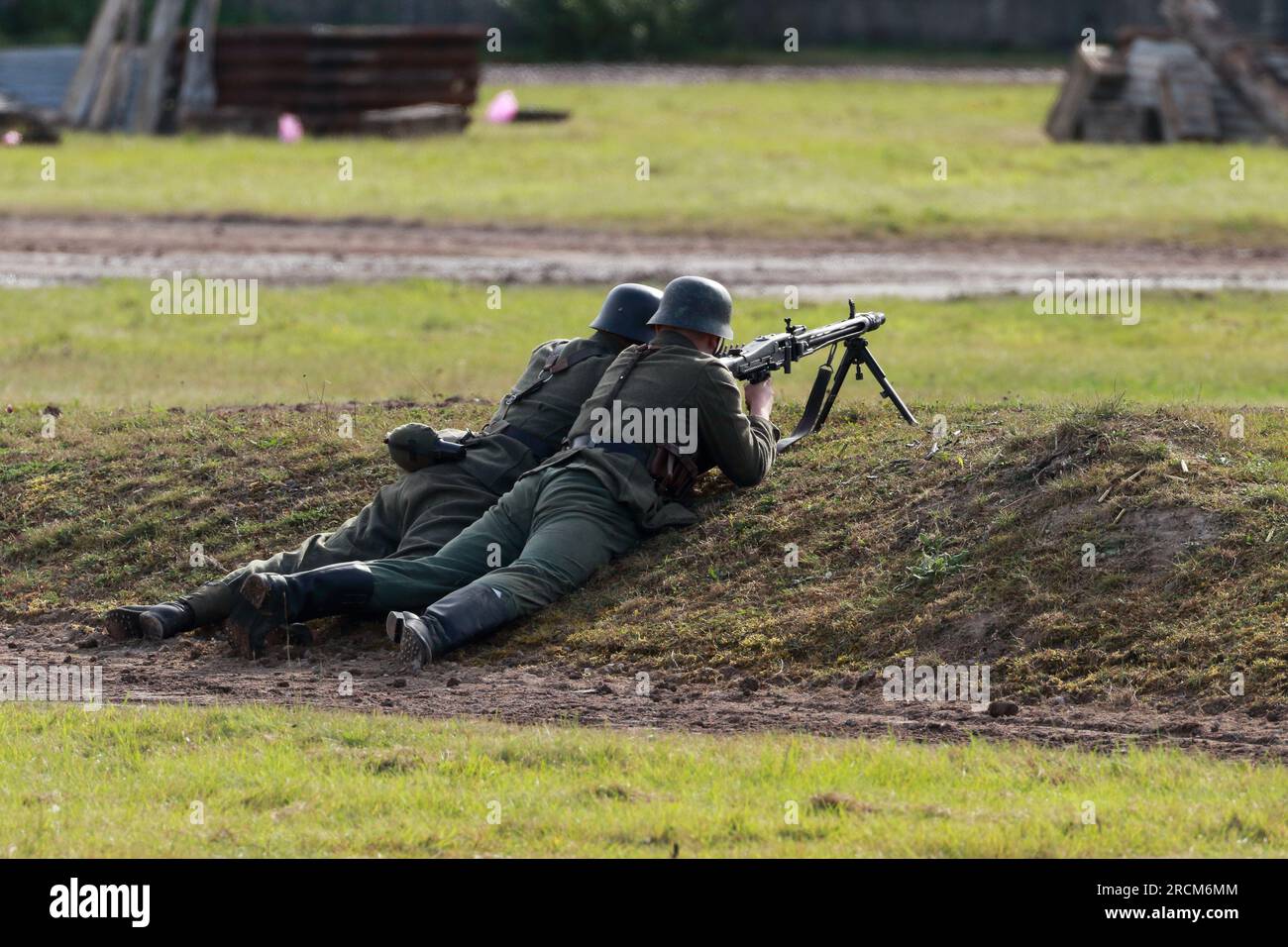 Historische Nachstellung deutscher Soldaten mit einem Maschinengewehr in der Tankfest-Hauptarena im Bovington Tank Museum Stockfoto