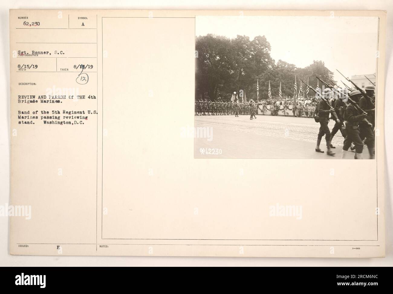 Sgt. TINTORNIM hat dieses Foto während einer Rezension und Parade der 4. Brigade, US-Marines am 15. August 1919 in Bonner, South Carolina, gemacht. Die Abbildung zeigt die Band des 5. Regiments, USA Marines, die den Prüfstand passieren. Das Foto wurde in Washington, D.C. aufgenommen Hinweise geben die Identifikationsnummer 62230 an. Stockfoto