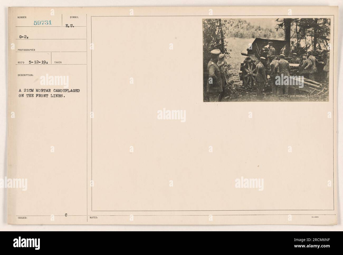Im Ersten Weltkrieg ist an der Front ein 21cm-Mörtel zu sehen. Der Mörtel ist getarnt, um sich in seine Umgebung einzufügen, möglicherweise um zu verhindern, dass er von feindlichen Kräften angegriffen wird. Dieses Foto wurde von Fotograf 59731 am 12. Mai 1919 aufgenommen. Stockfoto