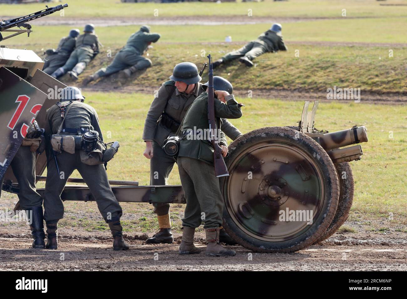 Historische Nachstellung deutscher Soldaten mit Feldgewehr in der Tankfest-Hauptarena im Bovington Tank Museum Stockfoto