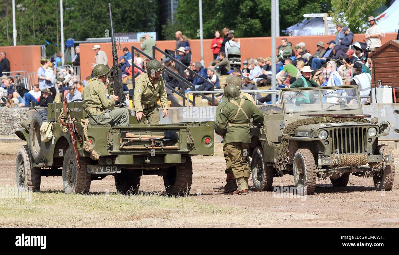 Im Bovington Tank Museum werden zwei Jeeps mit als US-Soldaten verkleideten historischen Reenschauern in der Hauptarena des Tankfests ausgestellt Stockfoto
