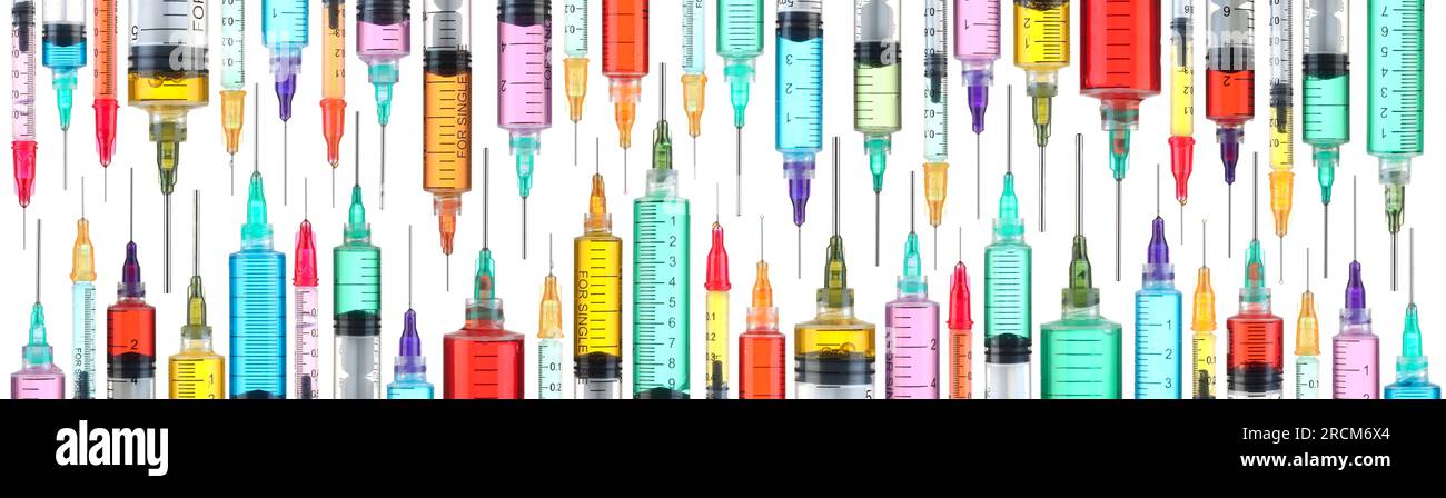 Reihen scharfe Spritzen gefüllt mit leuchtenden Farben. Gesundheitsmedikamente, Medizin oder Impfstoffe Konzept. Stockfoto