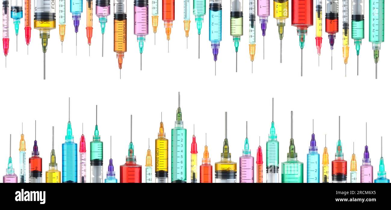 Reihen scharfe Spritzen gefüllt mit leuchtenden Farben. Gesundheitsmedikamente, Medizin oder Impfstoffe Konzept. Stockfoto