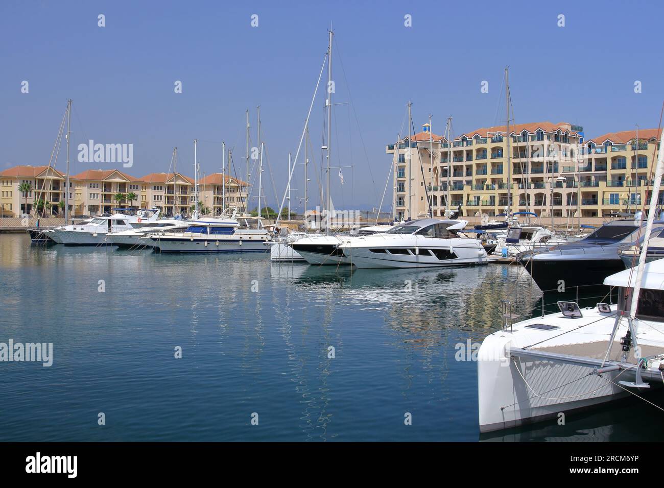 Große Vergnügungsyachten vor Häusern und Apartments am Queensway Quay in Gibraltar Stockfoto