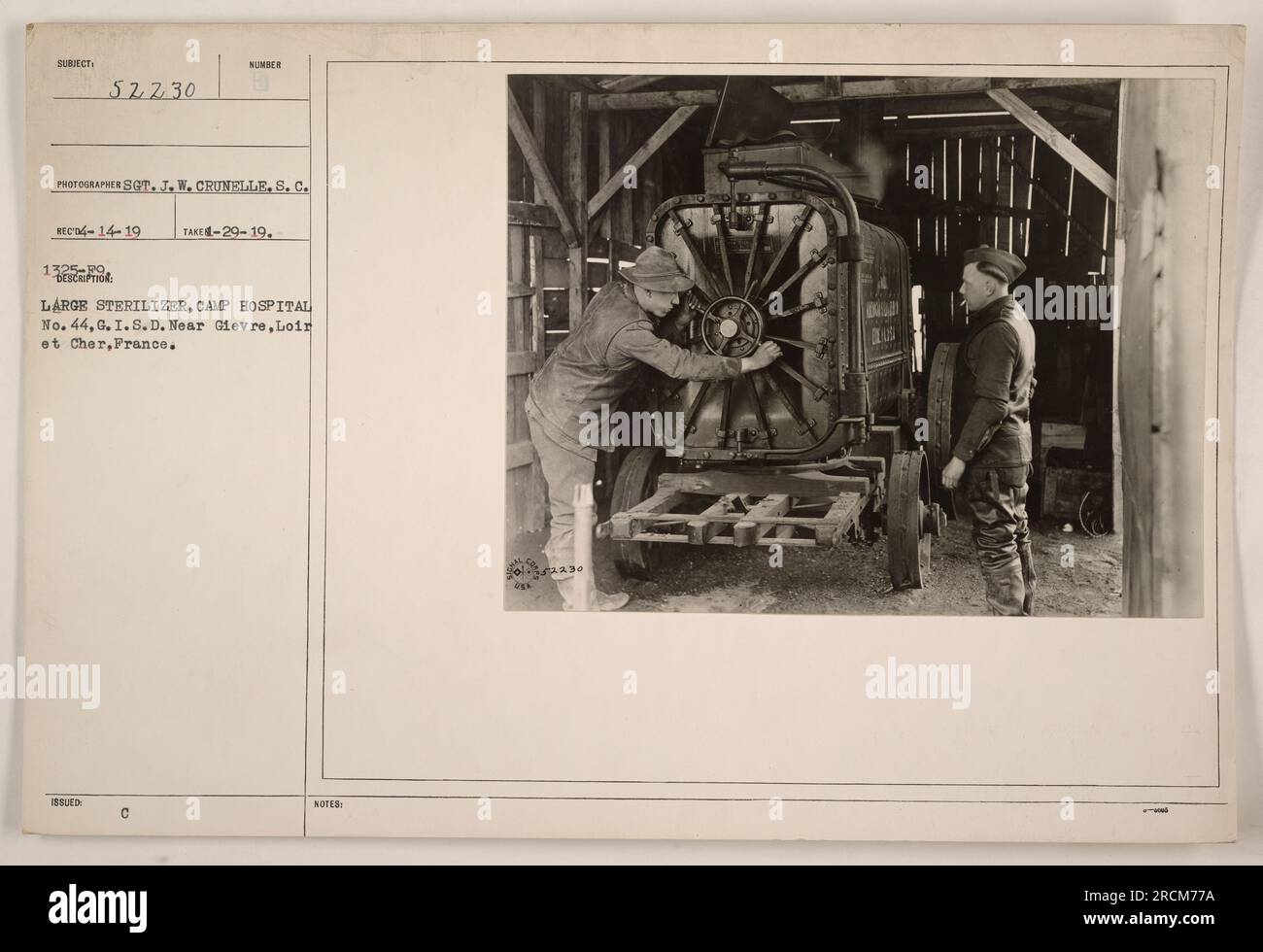 Ein großer Sterilisator im Camp Hospital No. 44 bei Gievre, Loir et Cher, Frankreich. Das Foto wurde von Sot gemacht. J. W. Crunelle, eingegangen am 14. April 1919. Der Sterilisator ist Teil der Ausrüstung des Krankenhauses und wird während des Ersten Weltkriegs für medizinische Sanitärzwecke verwendet Stockfoto