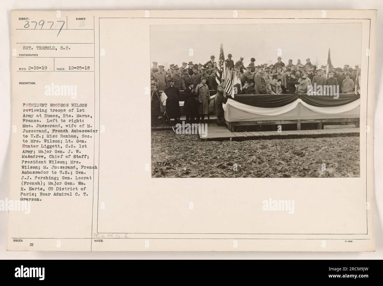 Präsident Woodrow Wilson überprüft Truppen der Let Army bei Humes, hte. Marne, Frankreich. Auf dem Foto von links nach rechts sind Madame Jusserand, Ehefrau von M. Jusserand (französischer Botschafter in den USA), Miss Benham (Sekretärin von Mrs. Wilson), LT. General Hunter Liggett (kommandierender Offizier der 1. Armee), Major General J.W. McAndrew (Stabschef), President Wilson, Mrs. Wilson, M. Jusserand (französischer Botschafter in den USA), General J.J. Pershing, General Leorat (Französisch), Major General Wa. H. Harts (Befehlshaber des Bezirks Paris) und Konteradmiral C.T. Grayson. Stockfoto