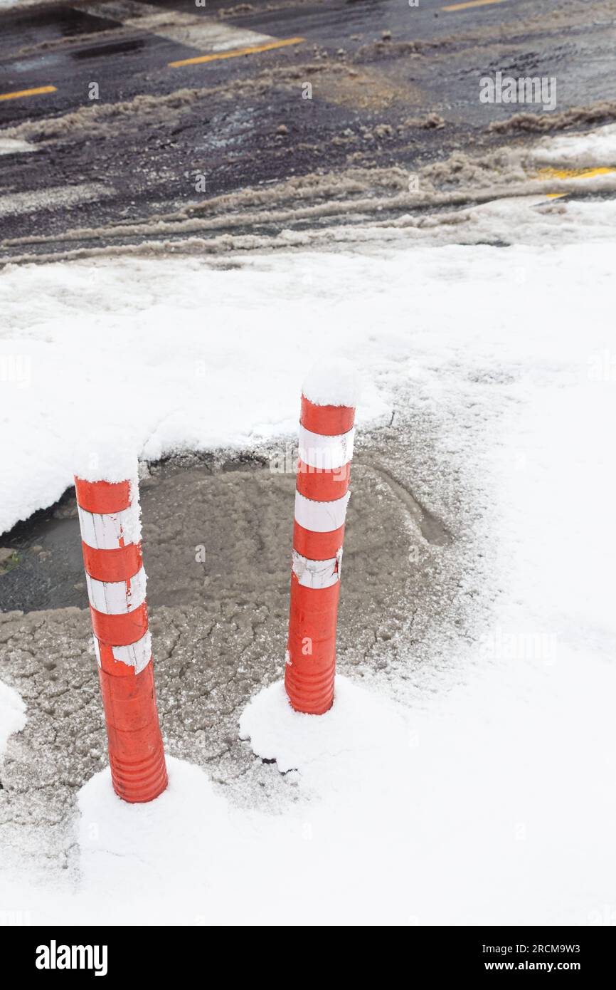 Feste Verkehrskegel auf verschneiten Straßen. Stockfoto