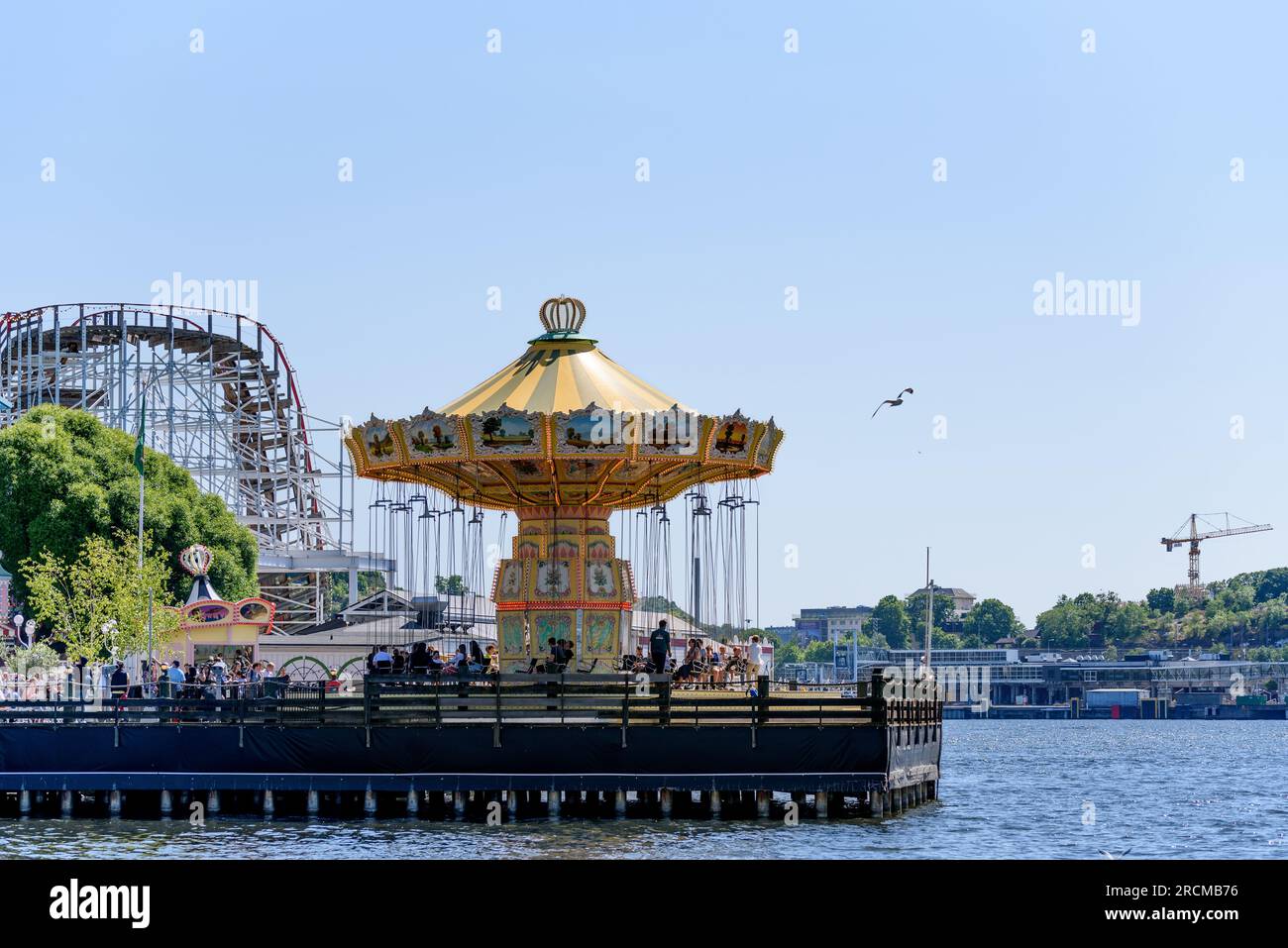Schweden, Kreis Stockholm, - 12. juni 2023: Grona lund Vergnügungspark in Djurgarden im Sommer vom Wasser aus Stockfoto