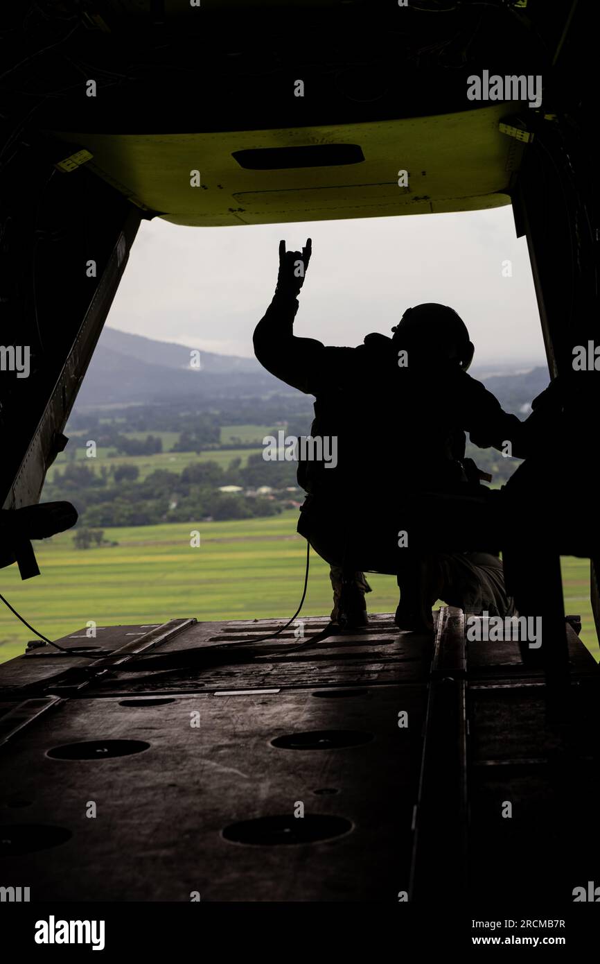 EIN US-AMERIKANISCHER Marine Corps Crew Chief mit Marine Medium Tilt-Rotor Squadron 262, gibt Handzeichen für „bereit“ in einem MV-22 Osprey während Marine Aviation Support Activity (MASA) 23, Basa Air Base, Philippinen, 12. Juli 2023. MASA ist eine bilaterale Übung zwischen den Streitkräften der Philippinen und den USA Marinekorps zur Verbesserung der Interoperabilität und Koordinierung mit Schwerpunkt auf luftfahrtbezogenen Fähigkeiten. Während der MASA 23 waren Filipino und die USA Marines führen verschiedene Trainingsentwicklungen durch, einschließlich Live-Feuer, Luftangriffe und Austausch von Fachexperten in der Luftfahrt, am Boden und im Logbuch Stockfoto
