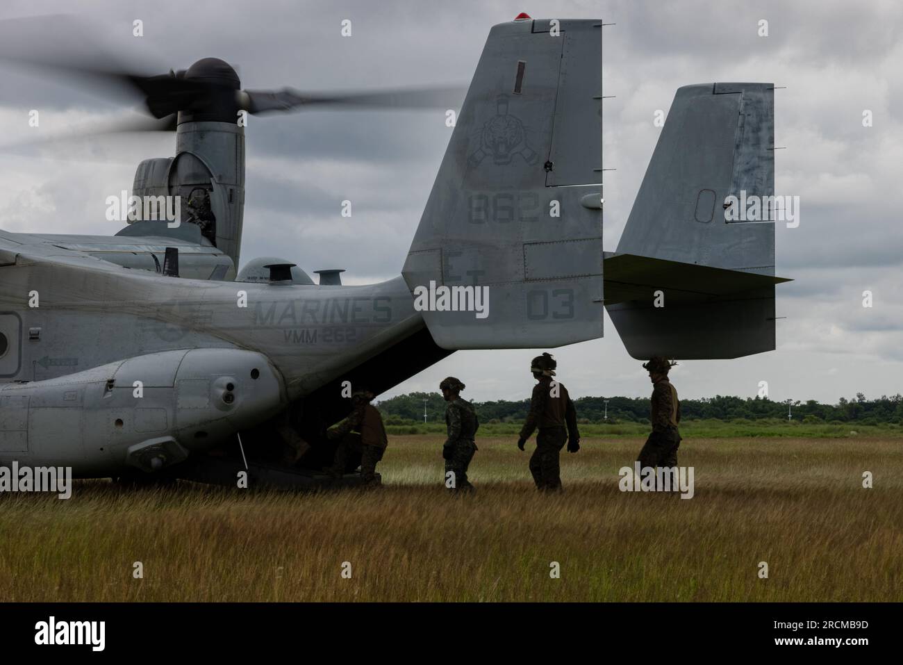 USA Marines mit 3. Marine Littoral Regiment, 3. Marine Division und philippinischen Marines gehen an Bord eines MV-22 Osprey für ein schnelles Seiltraining während der Marine Aviation Support Activity (MASA) 23, Basa Air Base, Philippinen, 12. Juli 2023. MASA ist eine bilaterale Übung zwischen den Streitkräften der Philippinen und den USA Marinekorps zur Verbesserung der Interoperabilität und Koordinierung mit Schwerpunkt auf luftfahrtbezogenen Fähigkeiten. Während der MASA 23 waren Filipino und die USA Marines führen verschiedene Ausbildungsentwicklungen durch, einschließlich Liveschießen, Luftangriffen und Austausch von Fachexperten in der Luftfahrt, am Boden, Stockfoto