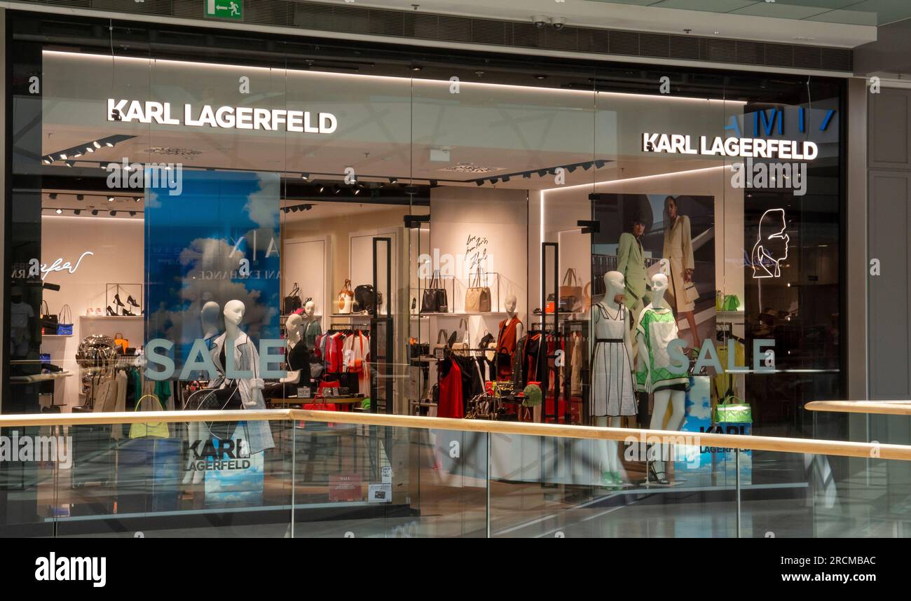 Bratislava, Slowakei - 15. Juli 2023 : Karl Lagerfeld im Eurovea-Einkaufszentrum in Bratislava. Slowakei. Stockfoto