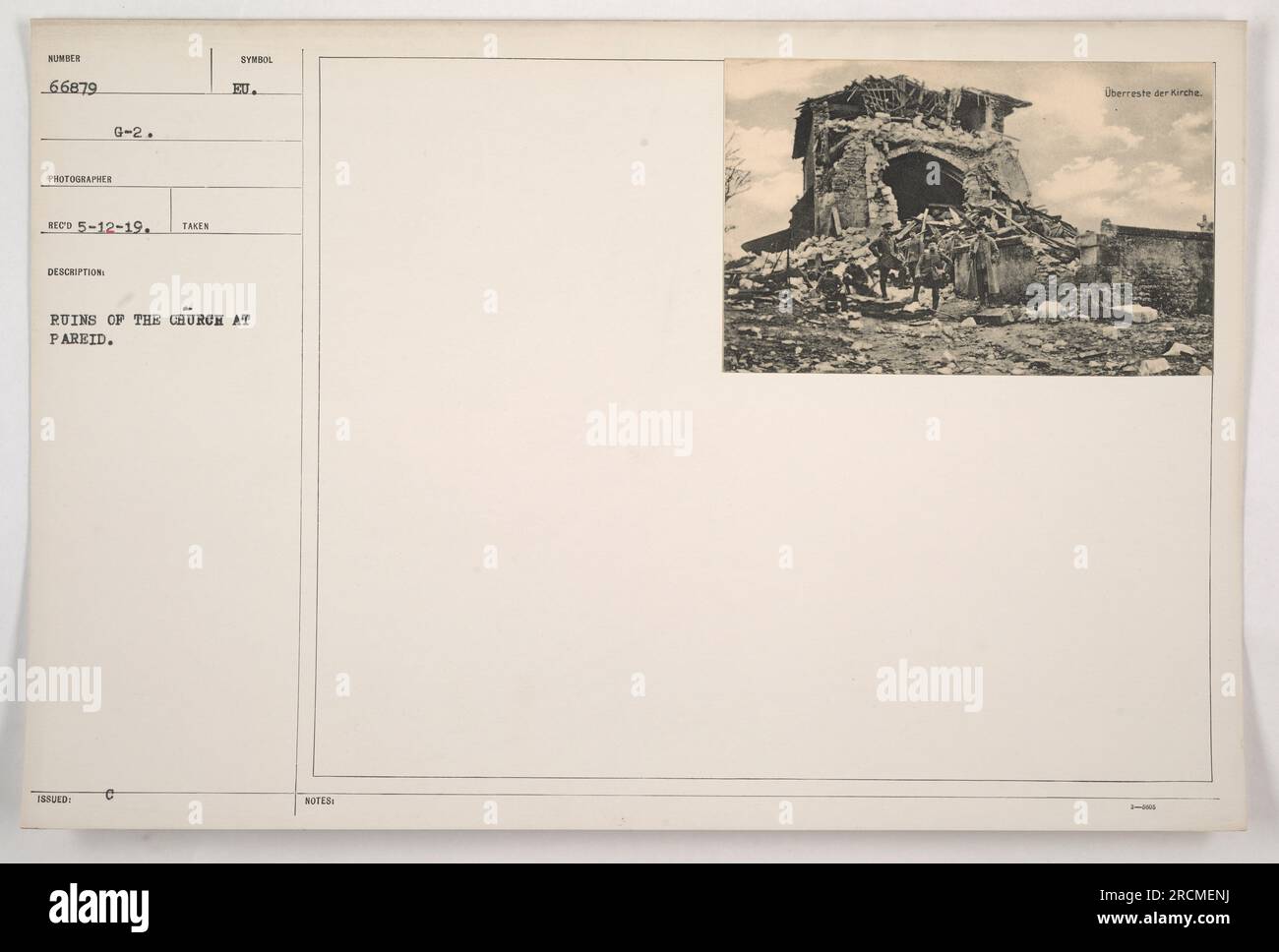 Ruinen der Kirche in Pareid, aufgenommen in einem Foto mit der Nummer 66879 von Fotograf 0-2. Das Foto ging am 12. Mai 1919 ein. Das Bild zeigt die Überreste der Kirche, wobei das Beschreibungssymbol dies angibt. Die begleitenden Notizen zeigen, dass die Kirche vermutlich 3-400 Jahre alt ist. Stockfoto
