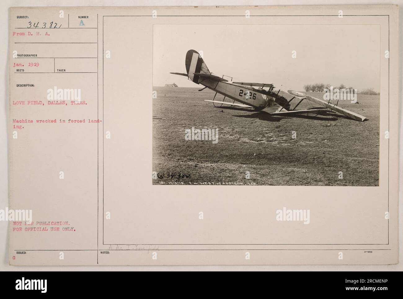 Ein Bild, das im Januar 1919 in Love Field, Dallas, Texas, aufgenommen wurde und eine Maschine zeigt, die bei einer Zwangslandung zerstört wurde. Das Foto wurde von einem D. M. A.-Fotografen ausschließlich für den offiziellen Gebrauch aufgenommen und war nicht zur Veröffentlichung vorgesehen. Stockfoto