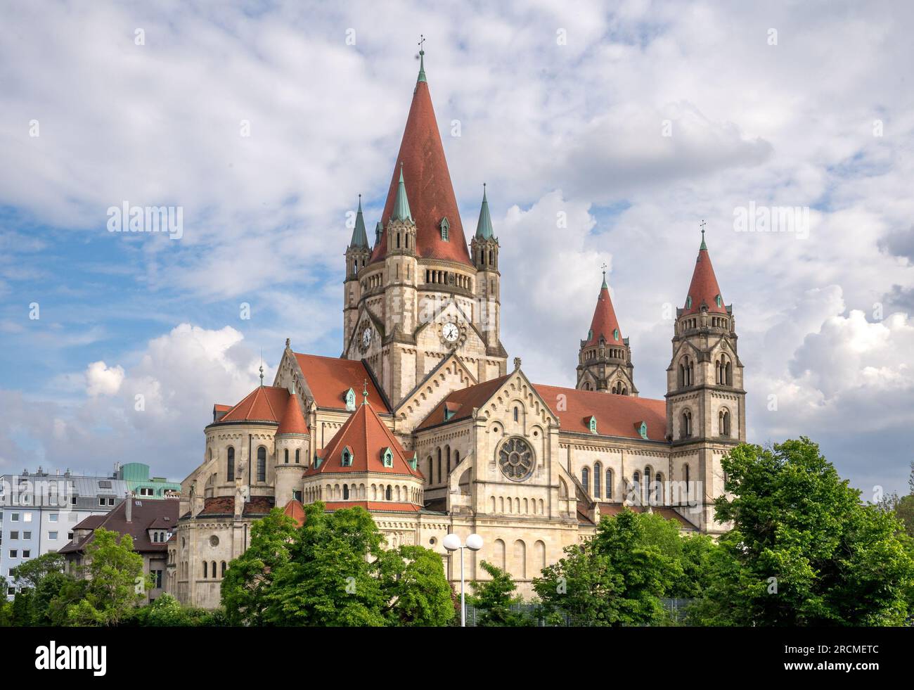 Wien, AT – 9. Juni 2023 – St. Franziskus von Assisi Kirche, auch bekannt als Kaiser-Jubiläum-Kirche, eine Wahrzeichen-katholische Basilika geweiht in Stockfoto