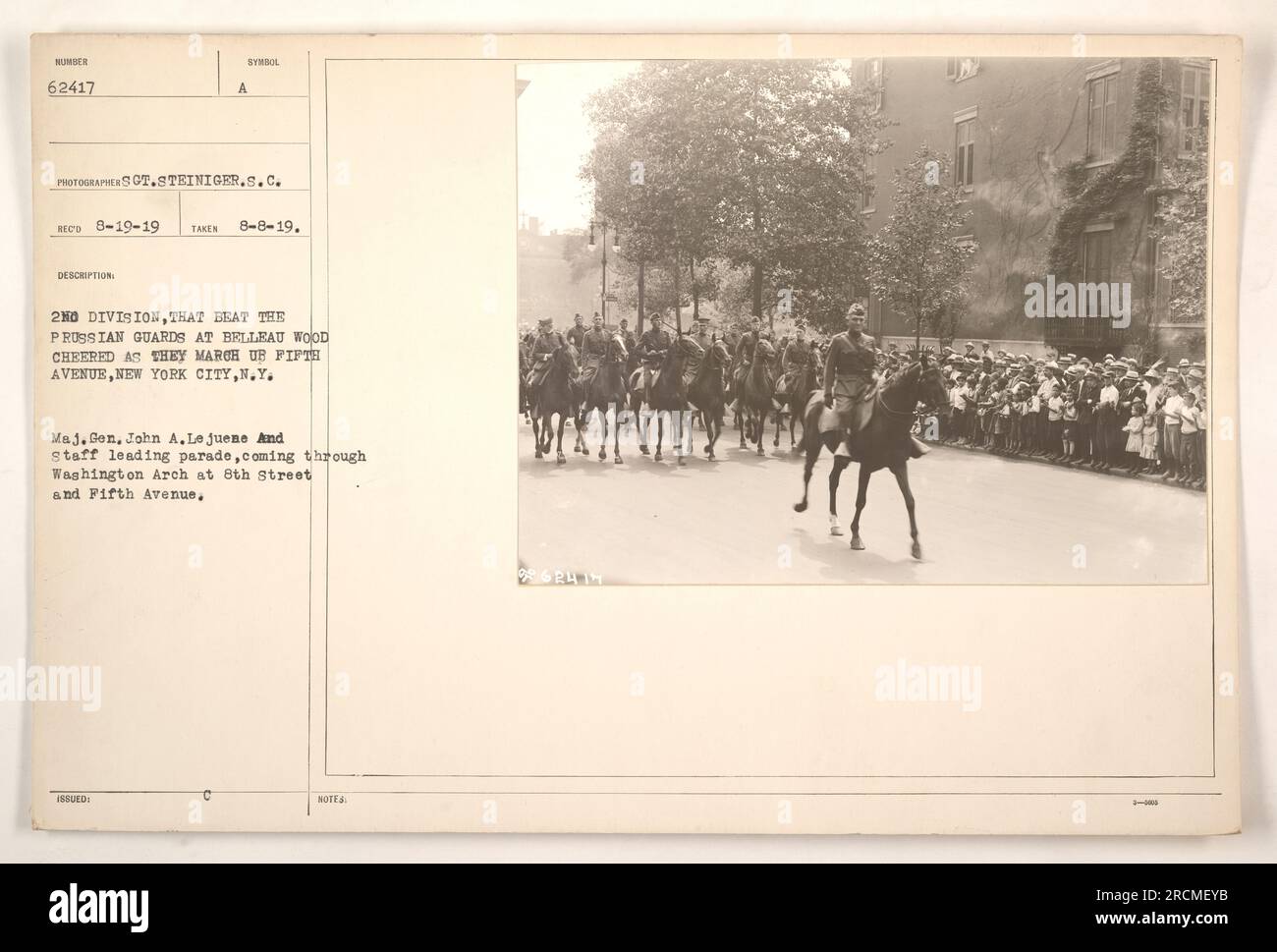 Bildunterschrift: Mitglieder der 2. Division, die die preußischen Wachen in Belleau Wood besiegten, feiern, wie sie in New York City die Fifth Avenue hochmarschieren. Generalmajor John A. Lejeune und seine Mitarbeiter führen die Parade durch den Washington Arch an der 8. Street und der Fifth Avenue. Foto aufgenommen am 8. August 1919. Stockfoto